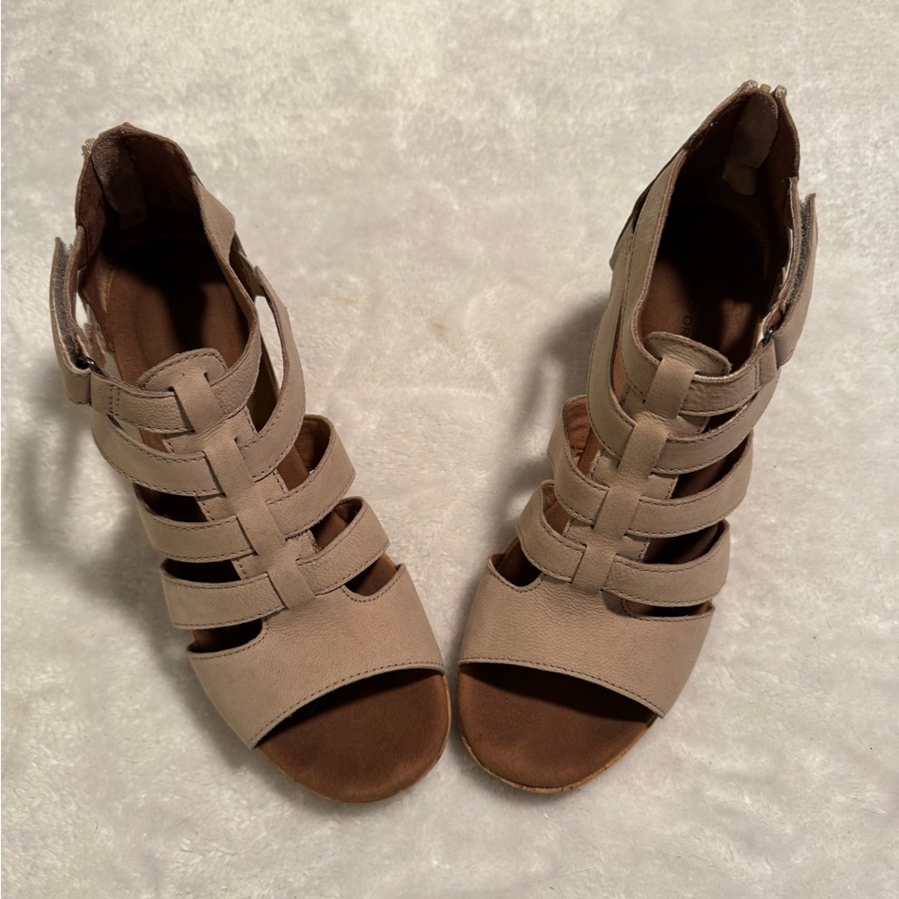 Elegant Beige Strappy Rockport Sandals size 9